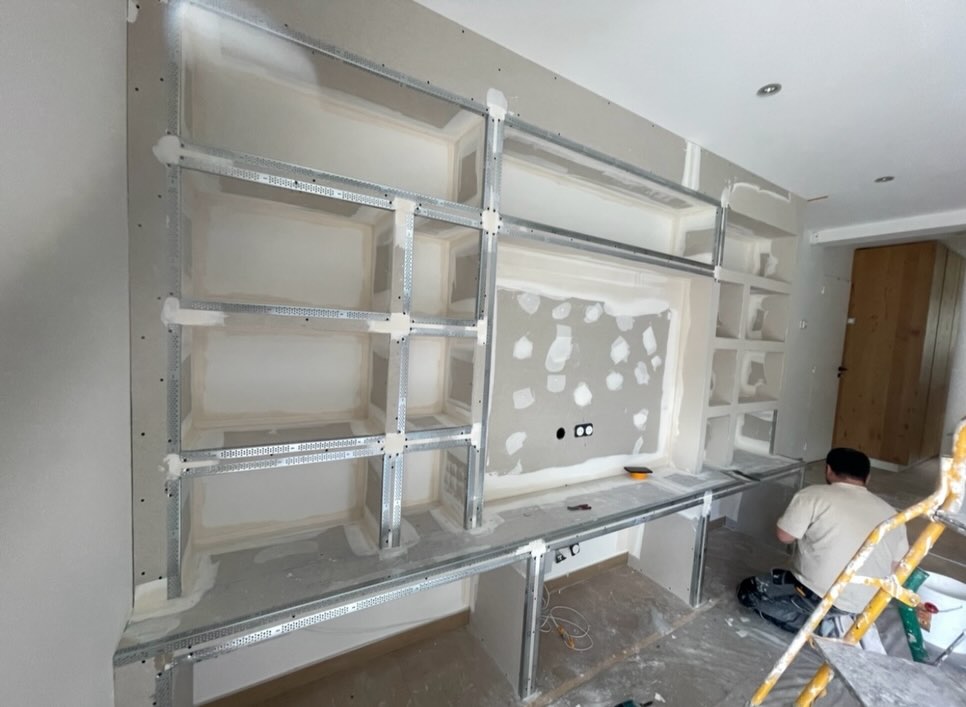 Meuble en plâtre en cours de montage