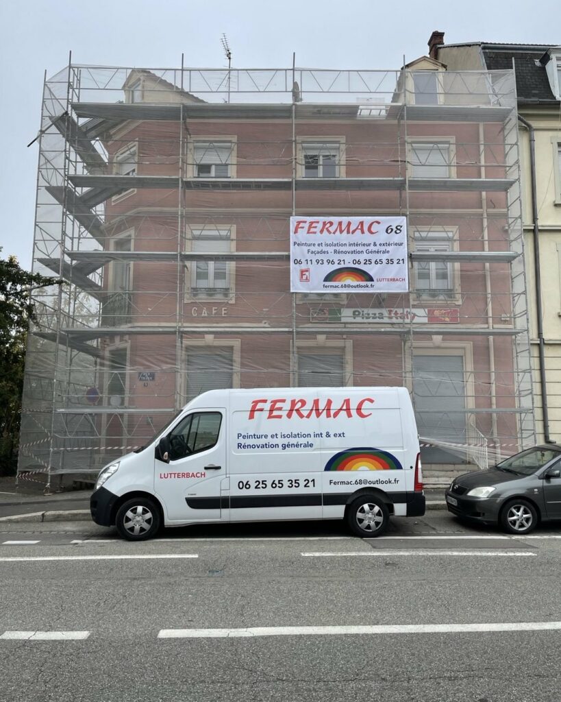Camion FERMAC 68 devant un chantier de façade
