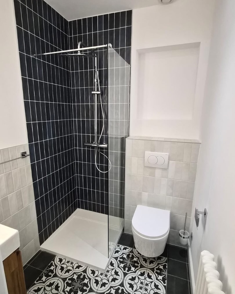 Douche carrelage noir et carreaux de ciment