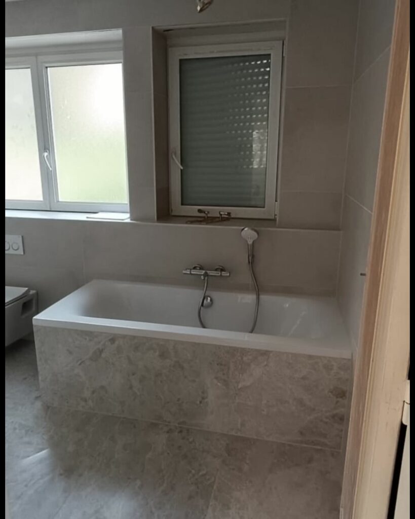 Salle de bain avec baignoire