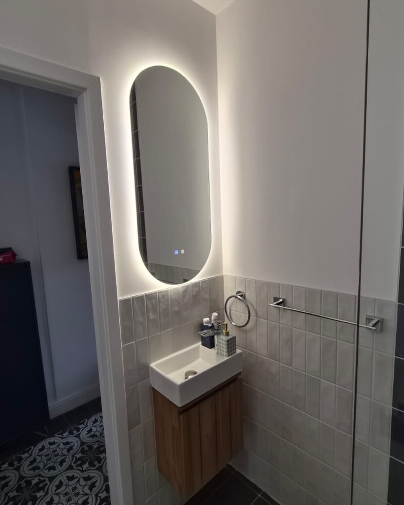 Toilettes avec lave-mains et miroir lumineux