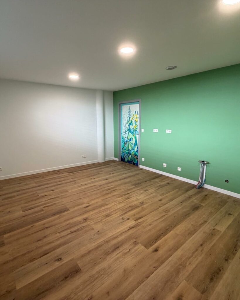 Pièce repeinte, mur vert